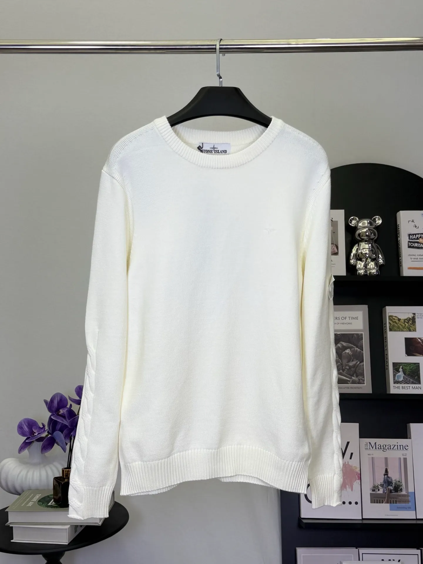P400 💕Stone Island’s knitted sweater transforms workwear aesthetics into street-quality white moonlight. In the “style breakout battle” of trendy brands, Stone Island’s white round-neck knitted sweater is a wonderful symbiosis of “function and freshness”.  It uses delicate knitting technology to create a soft silhouette. The low-key cross logo on the chest and the three-dimensional cable tie details on the sleeves are the fashionable luxury code engraved in Stone Island's genes. The pure white model hides the workwear texture in simplicity; the classic round neck is suitable for all styles and is the "style palette" in the wardrobe.  As an ingenious work of an Italian fashionable luxury brand, its knitted texture is soft, waxy and tough. The upper body has both workwear-style details and a refreshing body feel for daily wear. Whether you wear it with overalls for a functional trend, or with jeans for a street style, you can easily wear it with a high-end feel that "fashion-savvy fashionistas will understand instantly."  This autumn and winter, let it become the "White Samurai Badge" in your wardrobe and unlock Stone Island-style functional aesthetics for daily life.